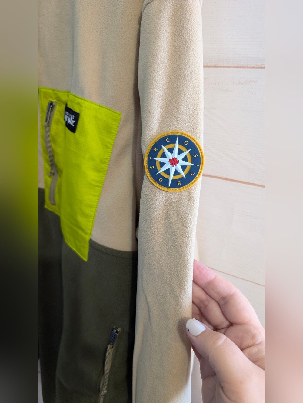🆕 ❤️ Geographic Beige, Olive & Neon Yellow Chest Pocket Fleece Full Zip Size L - Picture 4 of 9